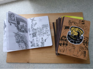 tas de carnets dessin et intérieur de carnet. Illustrations à l'encre de chine